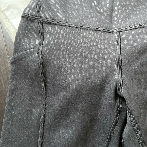 LULULEMON ALIGN HR SHORTS 8” *POCKETS IN JEWEL EMBOSS BLACK SZ 0 NWT - Picture 4 of 7